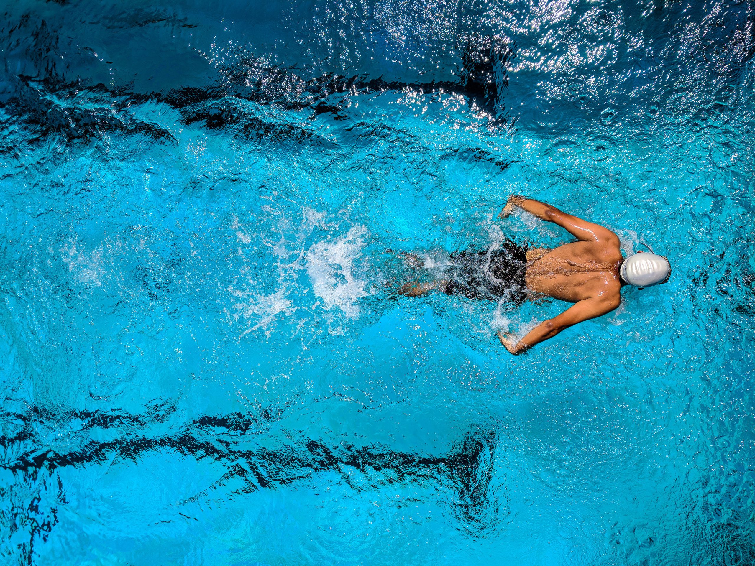 #catimg# Man in swimming pool Water - Man in swimming pool