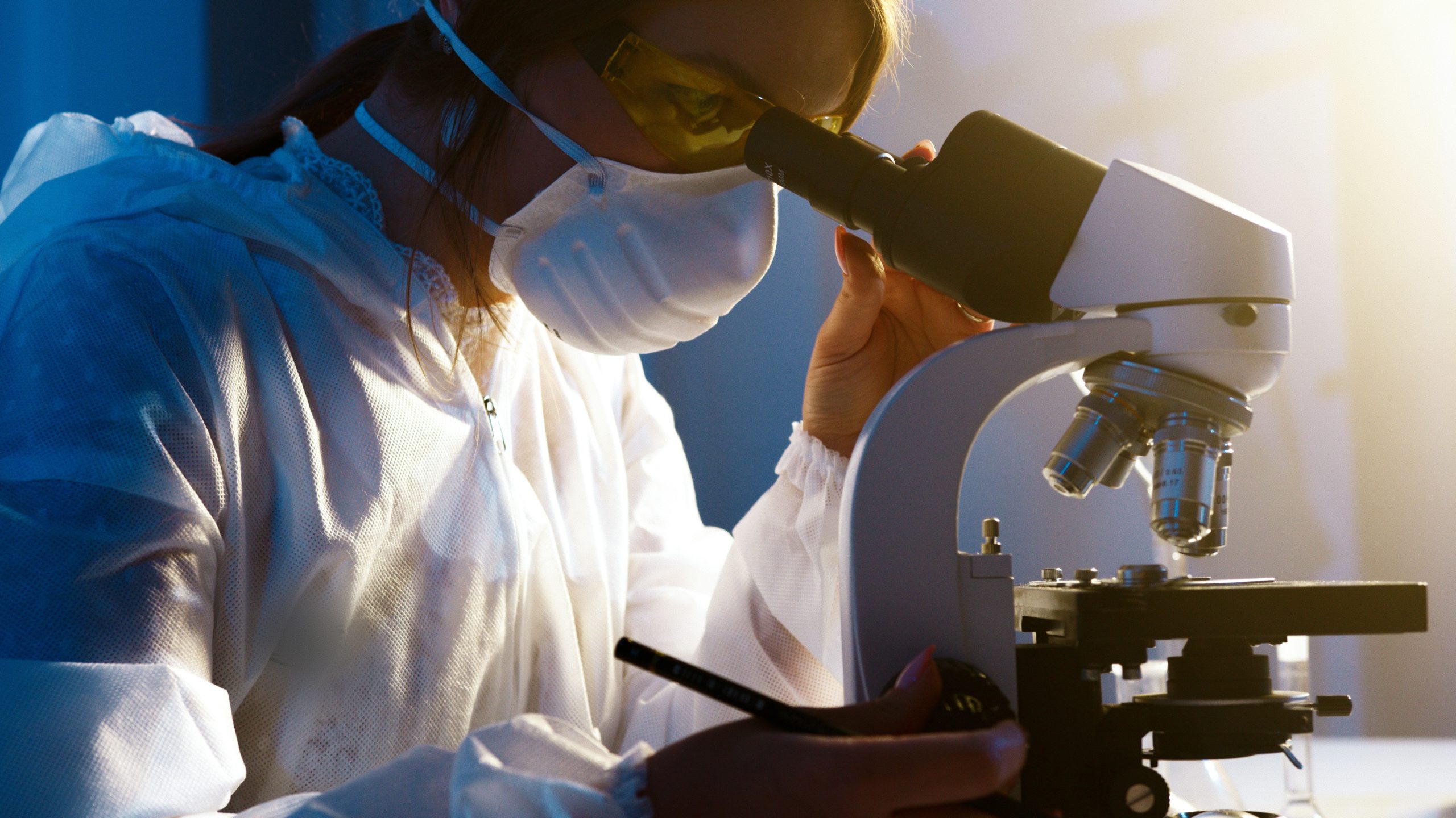 #catimg# Scientist looking through a microscope Clinical Microbiology - Scientist looking through a microscope